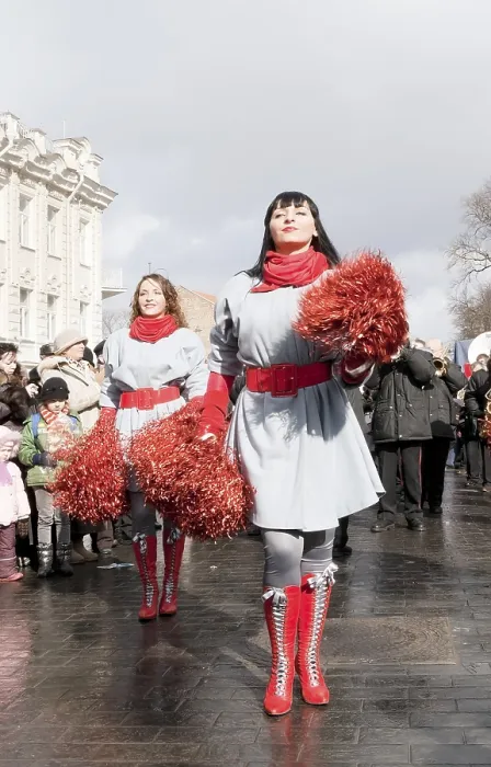 Gerahmter Druck : VILNIUS - 5. MÄRZ: Sonnig und ein Karneval, der dem Beginn des Frühlings gewidmet ist. Gerahmter Druck : VILNIUS - 5. MÄRZ: Sonnig und ein Karneval, der dem Beginn des Frühlings gewidmet ist.