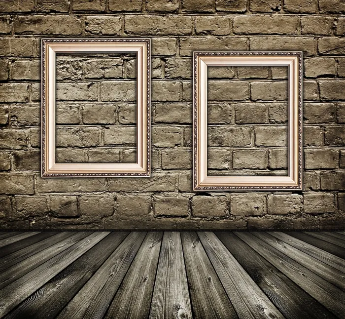 Gerahmter Druck : Antikes Interieur mit zwei leeren Rahmen, die an der Wand hängen. Gerahmter Druck : Antikes Interieur mit zwei leeren Rahmen, die an der Wand hängen.