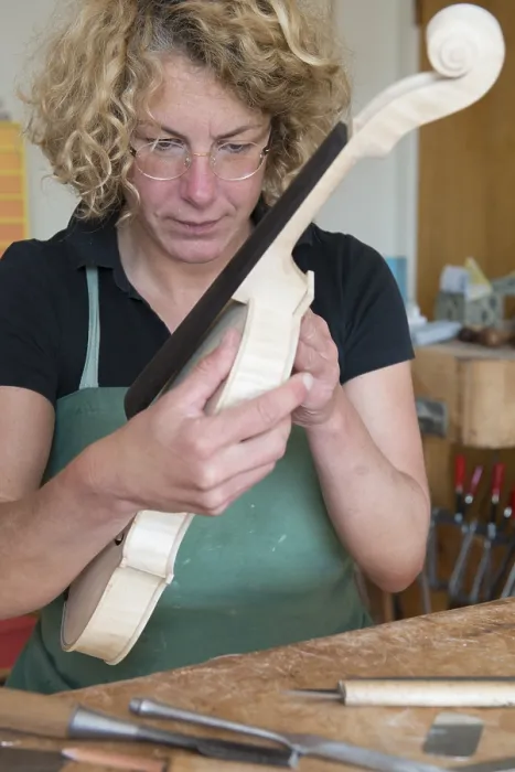 Gerahmter Druck : Geigenbau, Anbringung des Halses. Gerahmter Druck : Geigenbau, Anbringung des Halses.