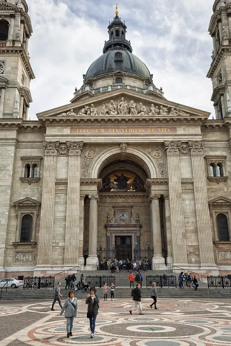 Gerahmter Druck : Besucher vor dem Dom am St. Gerahmter Druck : Besucher vor dem Dom am St.