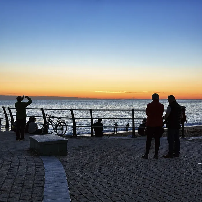 Gerahmter Druck : Besucher an der Seepromenade Gerahmter Druck : Besucher an der Seepromenade