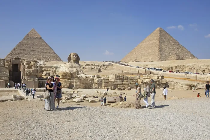 Gerahmter Druck : Besucher bei der Sphinx und den Pyramiden. Gerahmter Druck : Besucher bei der Sphinx und den Pyramiden.