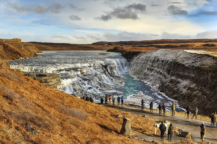 Gerahmter Druck : Besucher am Wasserfall Gullfoss mit Eis. Gerahmter Druck : Besucher am Wasserfall Gullfoss mit Eis.