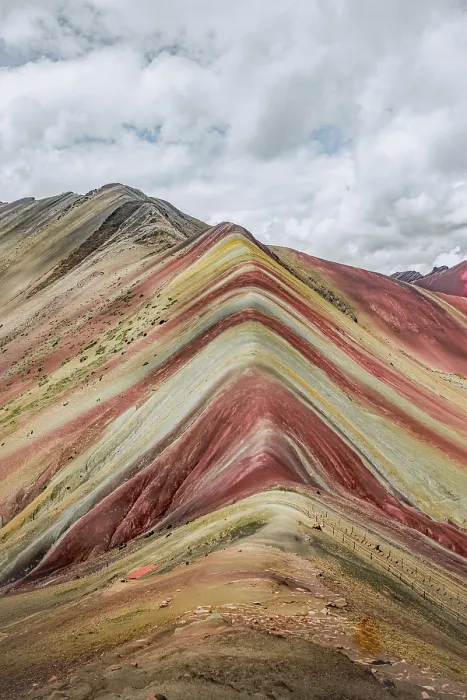 Gerahmter Druck : Die lebhaften Streifen von Vinicunca. Gerahmter Druck : Die lebhaften Streifen von Vinicunca.
