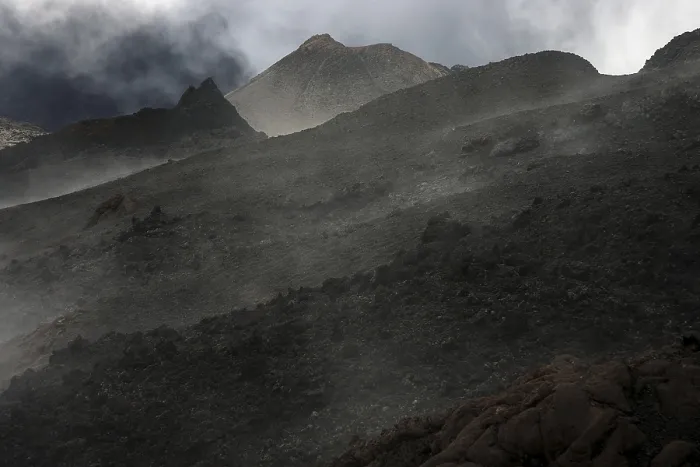Gerahmter Druck : Vulkanisches Landschaft mit Wolken. Gerahmter Druck : Vulkanisches Landschaft mit Wolken.