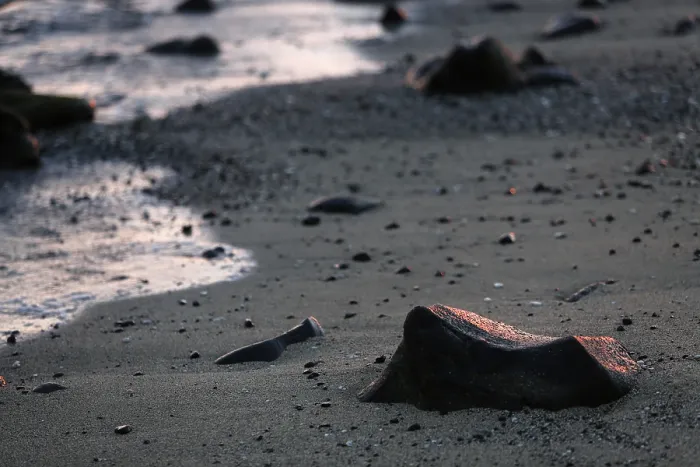 Gerahmter Druck : Vulkanische Gesteine am Strand bei Abendlicht. Gerahmter Druck : Vulkanische Gesteine am Strand bei Abendlicht.
