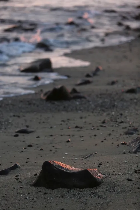 Gerahmter Druck : Vulkanische Gesteine am Strand im Abendlicht. Gerahmter Druck : Vulkanische Gesteine am Strand im Abendlicht.