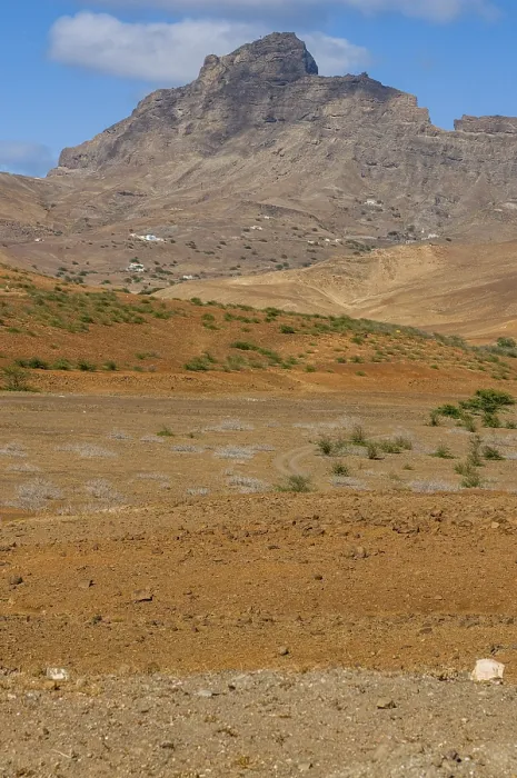 Gerahmter Druck : Vulkanische Kuppe in nackter Landschaft. Gerahmter Druck : Vulkanische Kuppe in nackter Landschaft.