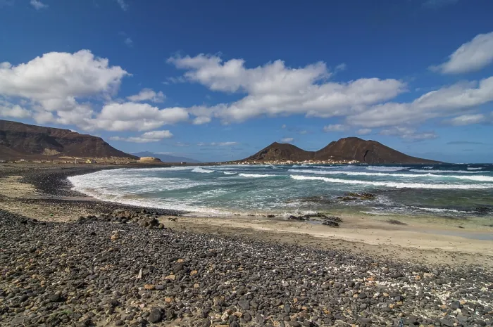 Gerahmter Druck : Vulkanische Kuppe und Strand mit Kies. Gerahmter Druck : Vulkanische Kuppe und Strand mit Kies.