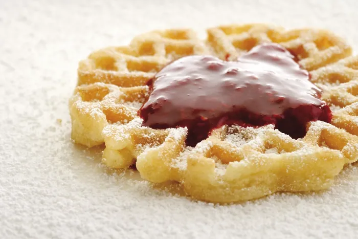 Gerahmter Druck : Waffel mit Erdbeere. Gerahmter Druck : Waffel mit Erdbeere.