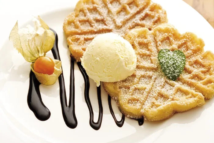 Gerahmter Druck : Waffeln auf einem Teller mit Physalis. Gerahmter Druck : Waffeln auf einem Teller mit Physalis.
