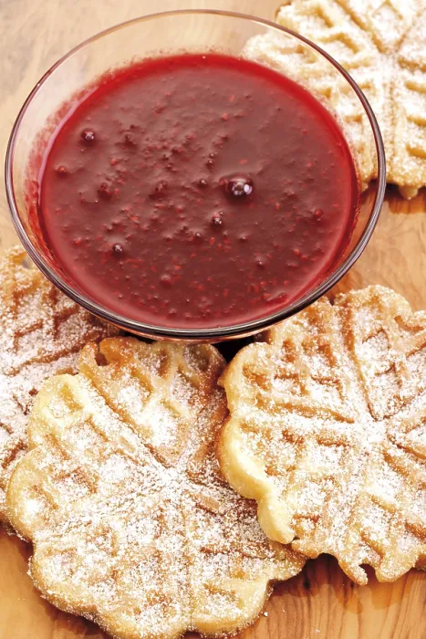 Gerahmter Druck : Waffeln und Waffeltoppings, Himbeerpüree. Gerahmter Druck : Waffeln und Waffeltoppings, Himbeerpüree.