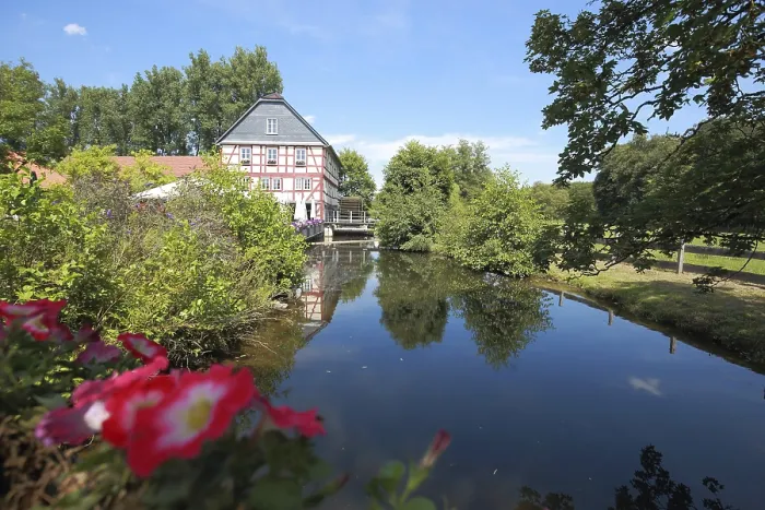 Gerahmter Druck : Walkemühle mit Spiegelung im Eder. Gerahmter Druck : Walkemühle mit Spiegelung im Eder.