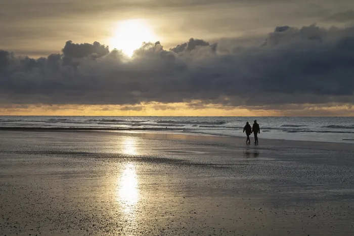 Gerahmter Druck : Spaziergänger an der Küste, Abendlicht. Gerahmter Druck : Spaziergänger an der Küste, Abendlicht.