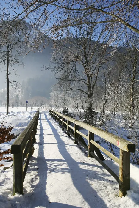 Gerahmter Druck : Schneebahn mit Fußgängerbrücke Gerahmter Druck : Schneebahn mit Fußgängerbrücke