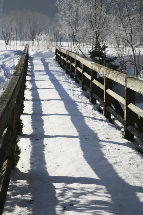 Gerahmter Druck : Laufbrücke mit Schnee Gerahmter Druck : Laufbrücke mit Schnee