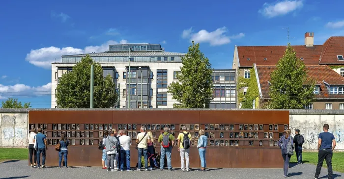 Gerahmter Druck : Den Gedenkstätten an der Bernauer Straße Gerahmter Druck : Den Gedenkstätten an der Bernauer Straße