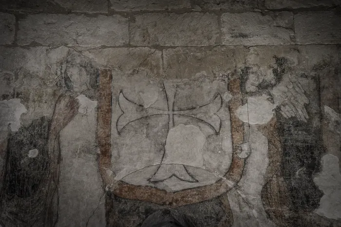 Gerahmter Druck : Wandmalerei mit einem Templerkreuz. Gerahmter Druck : Wandmalerei mit einem Templerkreuz.