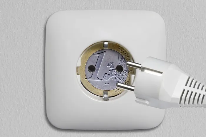 Gerahmter Druck : Wandstecker und Stecker, Euro-Münze. Gerahmter Druck : Wandstecker und Stecker, Euro-Münze.