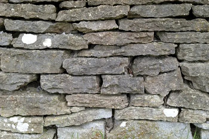 Gerahmter Druck : Steinmauer aus aufgeschichteten Steinplatten. Gerahmter Druck : Steinmauer aus aufgeschichteten Steinplatten.
