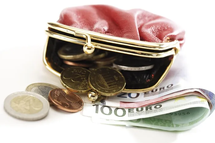 Gerahmter Druck : Brieftasche mit Noten und Münzen. Gerahmter Druck : Brieftasche mit Noten und Münzen.