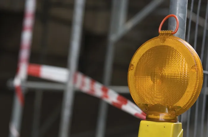 Gerahmter Druck : Baumwachtscheinwerfer am Baustellenplatz Gerahmter Druck : Baumwachtscheinwerfer am Baustellenplatz