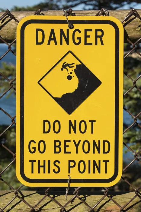 Gerahmter Druck : Warnung, Schild, Gefahr, Weitergehen verboten. Gerahmter Druck : Warnung, Schild, Gefahr, Weitergehen verboten.