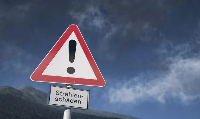 Gerahmter Druck : Warnzeichen gegen blauen Himmel mit Wolken. Gerahmter Druck : Warnzeichen gegen blauen Himmel mit Wolken.