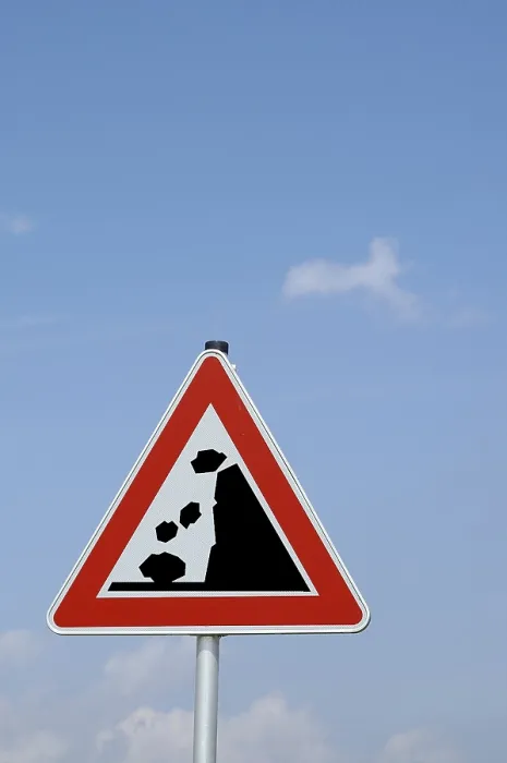 Gerahmter Druck : Warnschild Vorsicht: fallende Felsen. Gerahmter Druck : Warnschild Vorsicht: fallende Felsen.