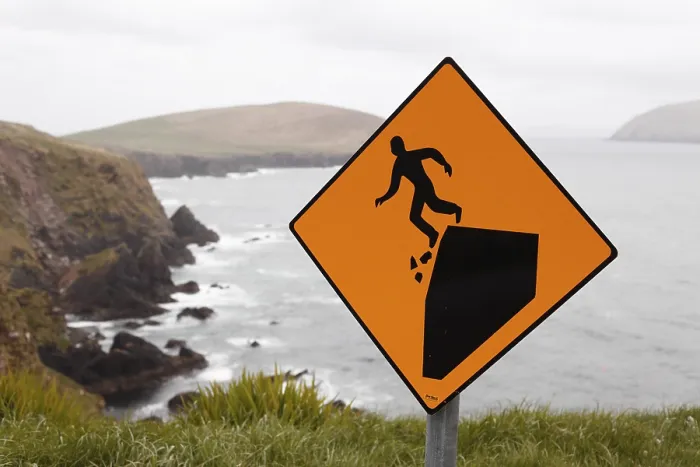 Gerahmter Druck : Warnschild, gefährliche Klippen. Gerahmter Druck : Warnschild, gefährliche Klippen.