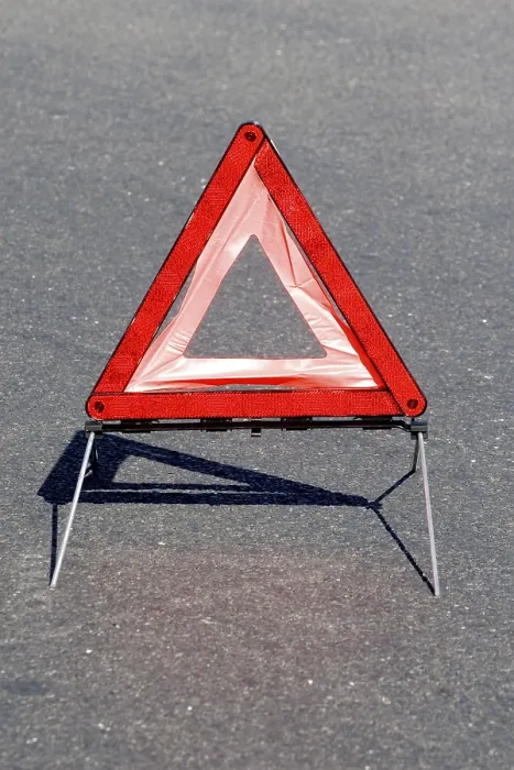 Gerahmter Druck : Warnweste auf einer Straße Gerahmter Druck : Warnweste auf einer Straße