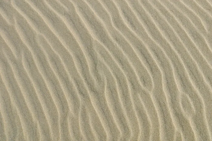 Gerahmter Druck : Wellenbrechende Sandstruktur an einem Strand. Gerahmter Druck : Wellenbrechende Sandstruktur an einem Strand.