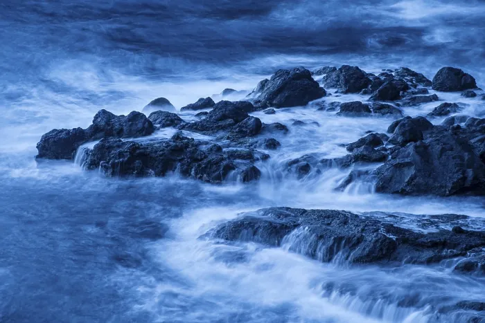 Gerahmter Druck : Über Felsen im Wasser gewaschen. Gerahmter Druck : Über Felsen im Wasser gewaschen.