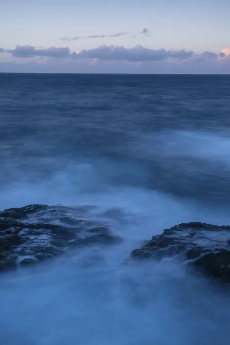 Gerahmter Druck : Über Felsen im Wasser gewaschen.