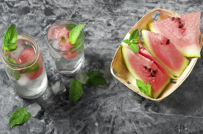 Gerahmter Druck : Wassermelonen-Cocktail. Wassermelonen-Cocktail mit Minze und Scheiben Wassermelone auf einer grauen Betonoberfläche. Gerahmter Druck : Wassermelonen-Cocktail. Wassermelonen-Cocktail mit Minze und Scheiben Wassermelone auf einer grauen Betonoberfläche.