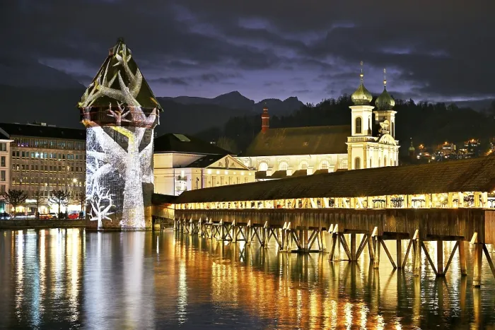 Gerahmter Druck : Wasserturm mit Lichtinstallation Gerahmter Druck : Wasserturm mit Lichtinstallation