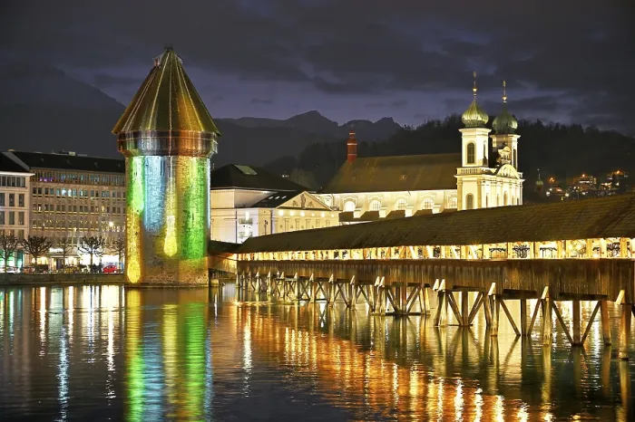 Gerahmter Druck : Wasserturm mit Lichtinstallation Gerahmter Druck : Wasserturm mit Lichtinstallation