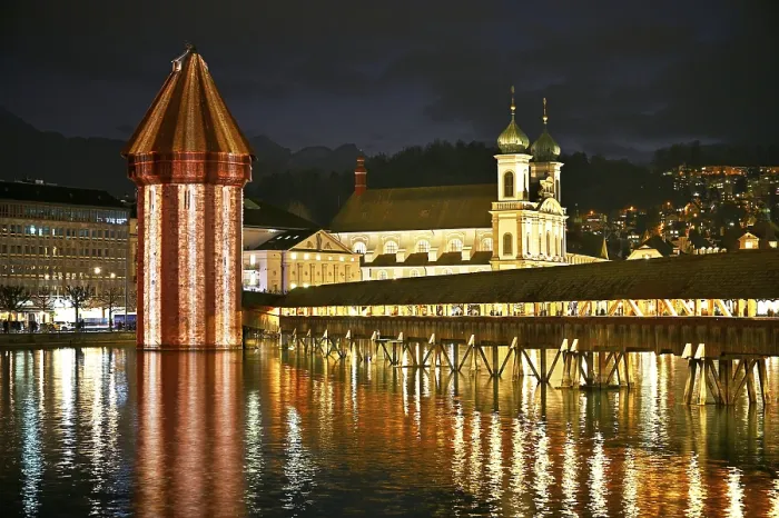 Gerahmter Druck : Wasserturm mit Lichtinstallation. Gerahmter Druck : Wasserturm mit Lichtinstallation.