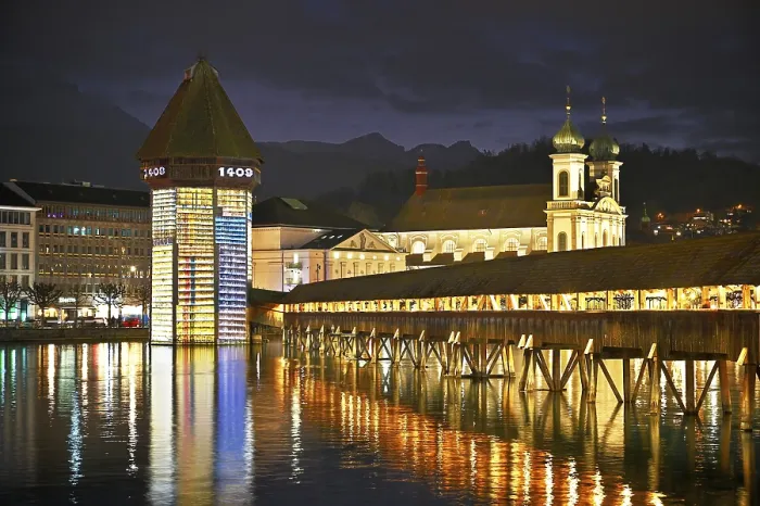 Gerahmter Druck : Wasserturm mit Lichtinstallation. Gerahmter Druck : Wasserturm mit Lichtinstallation.