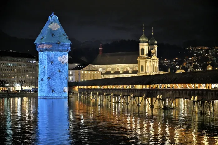 Gerahmter Druck : Wasserturm mit Lichtinstallation Gerahmter Druck : Wasserturm mit Lichtinstallation
