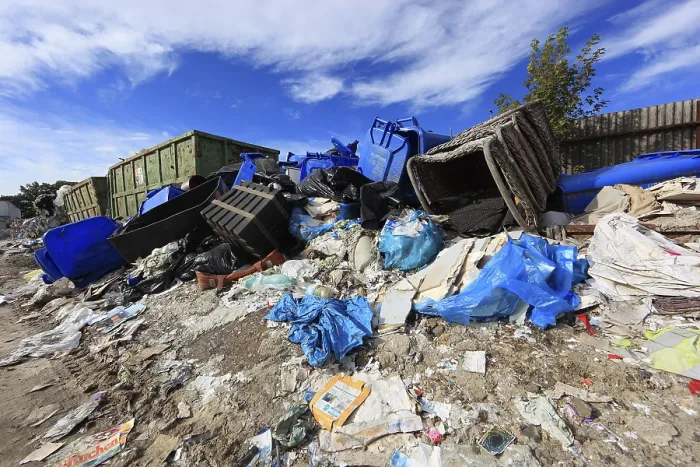 Gerahmter Druck : Abfallkippen, Plastikabfälle auf einem Haufen. Gerahmter Druck : Abfallkippen, Plastikabfälle auf einem Haufen.
