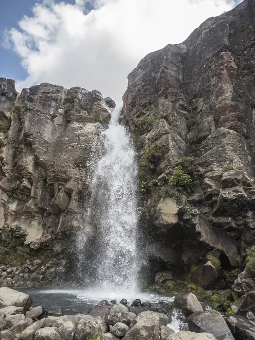 Gerahmter Druck : Wasser rauscht über die Felsen. Gerahmter Druck : Wasser rauscht über die Felsen.