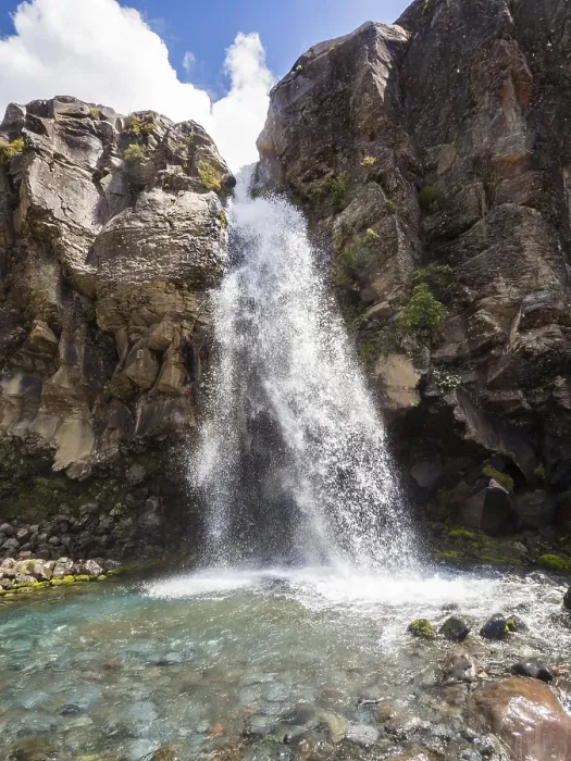 Gerahmter Druck : Wasser fällt in Wellen über die Felsen.