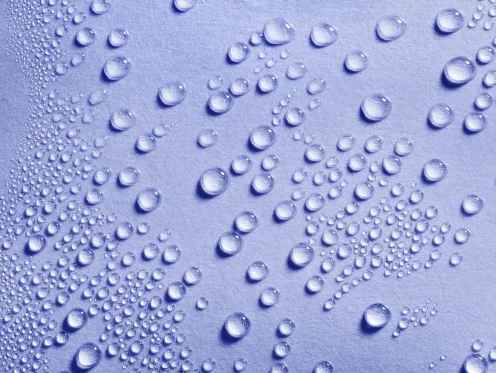Gerahmter Druck : Wassertröpfchen auf einem blauen Untergrund. Gerahmter Druck : Wassertröpfchen auf einem blauen Untergrund.