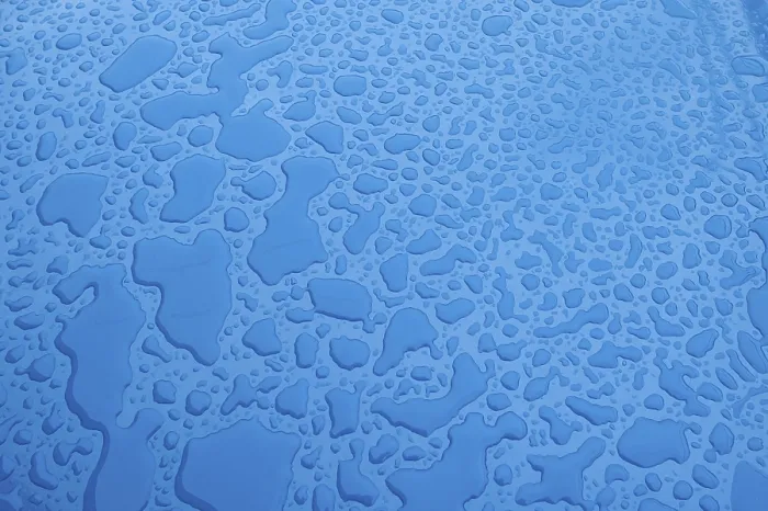 Gerahmter Druck : Wassertröpfchen, blauer Hintergrund. Gerahmter Druck : Wassertröpfchen, blauer Hintergrund.