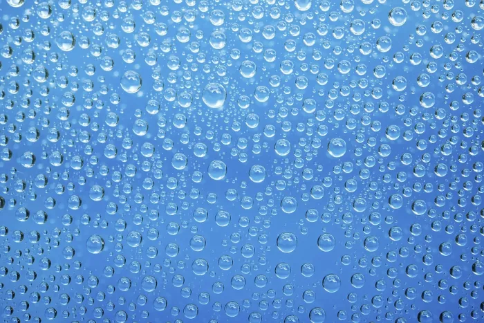 Gerahmter Druck : Wassertröpfchen auf blauer Hintergrund.