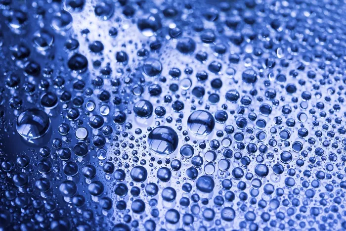 Gerahmter Druck : Wassertröpfchen Auf Blauer Hintergrund, Nahansicht. Gerahmter Druck : Wassertröpfchen Auf Blauer Hintergrund, Nahansicht.