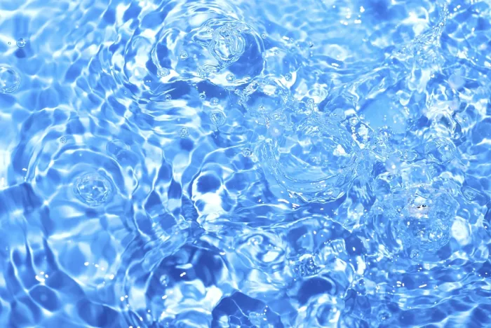 Gerahmter Druck : Wassertröpfchen über blauer Hintergrund mit Kopierfläche.