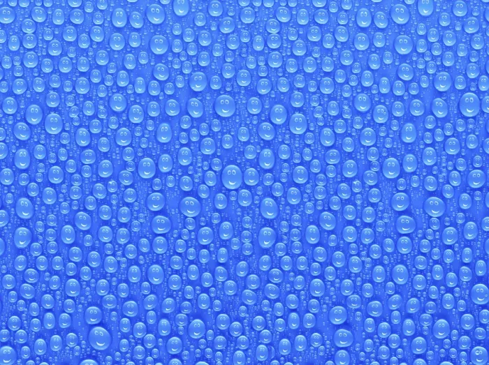 Gerahmter Druck : Viele Wassertröpfchen auf einer blauen Oberfläche.