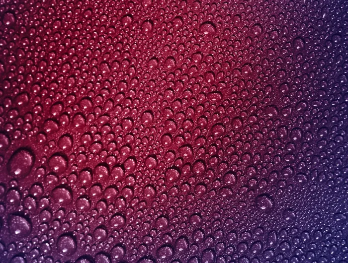 Gerahmter Druck : Wassertröpfchen auf einem metallischen Hintergrund. Gerahmter Druck : Wassertröpfchen auf einem metallischen Hintergrund.